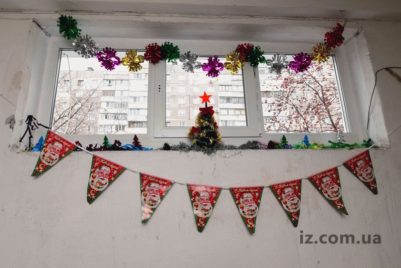 Жильцы запорожской многоэтажки создали в подъезде праздничное настроение