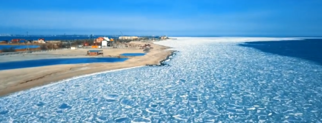 Замерзшее Азовское море с высоты птичьего полета (ВИДЕО)