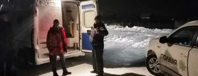 Запорожские полицейские помогли карете скорой помощи доставить роженицу в роддом