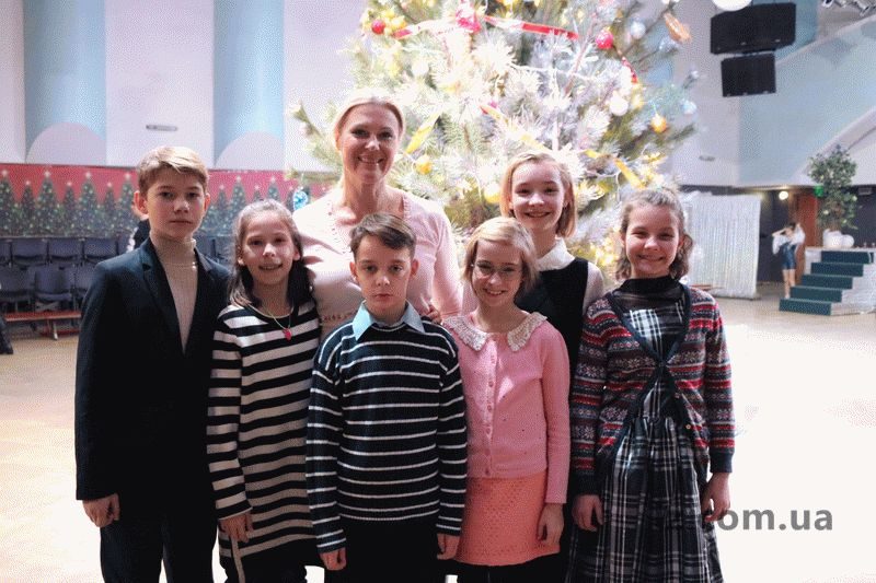 Валерия Зарецкая пришла на праздник с шестью детьми