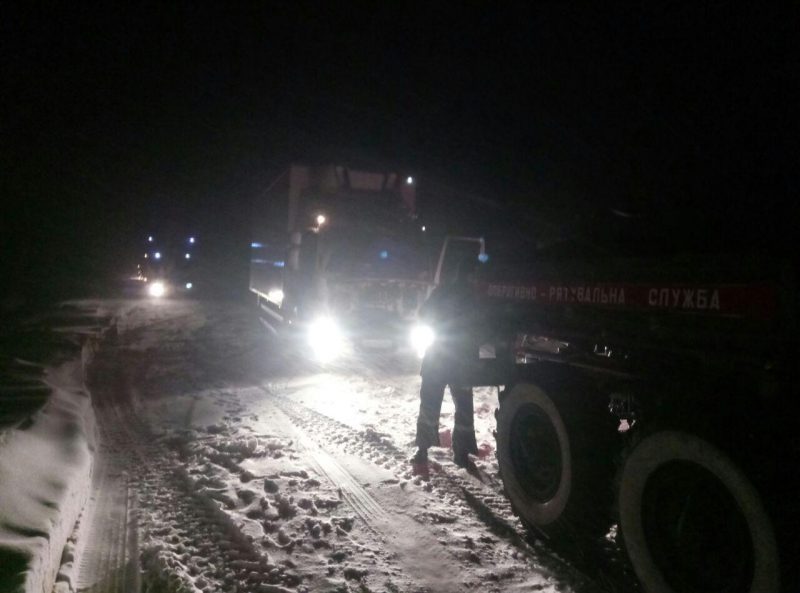 На дорогах Запорожской области в снегу застряли больше 10 автомобилей