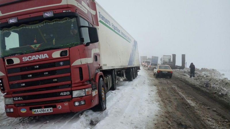 На дорогах Запорожской области в снегу застряли больше 10 автомобилей