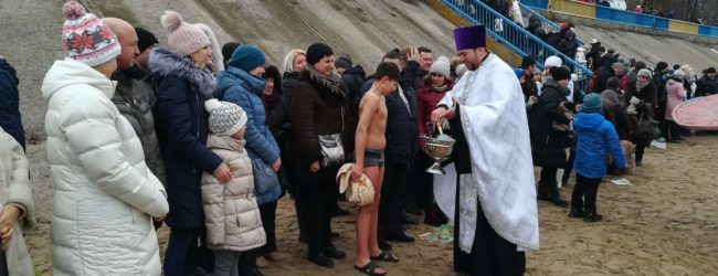 Священнослужители ПЦУ освятили воду на Правобережном пляже (ФОТО)