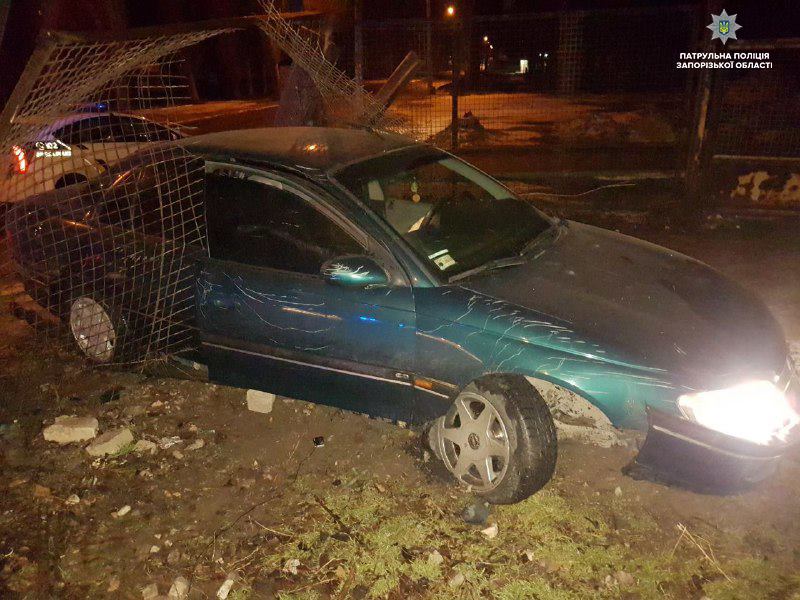 В Заводском районе пьяный водитель протаранил забор (ФОТО)