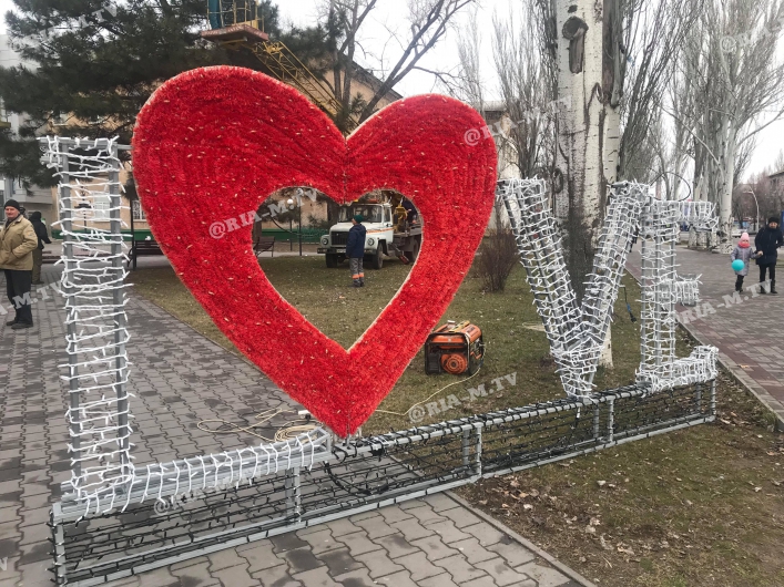 В Запорожской области появилось большое светящееся сердце