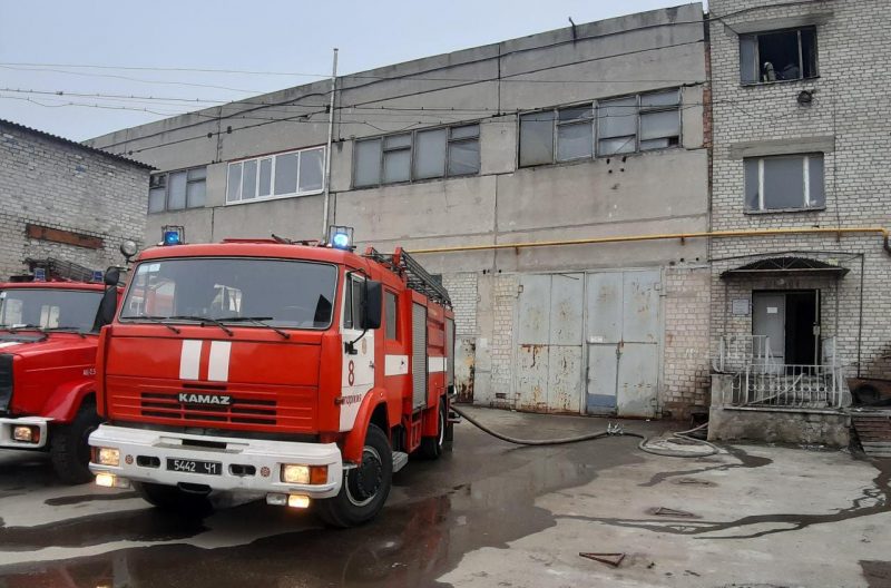 В Запорожье горел завод - пострадала женщина
