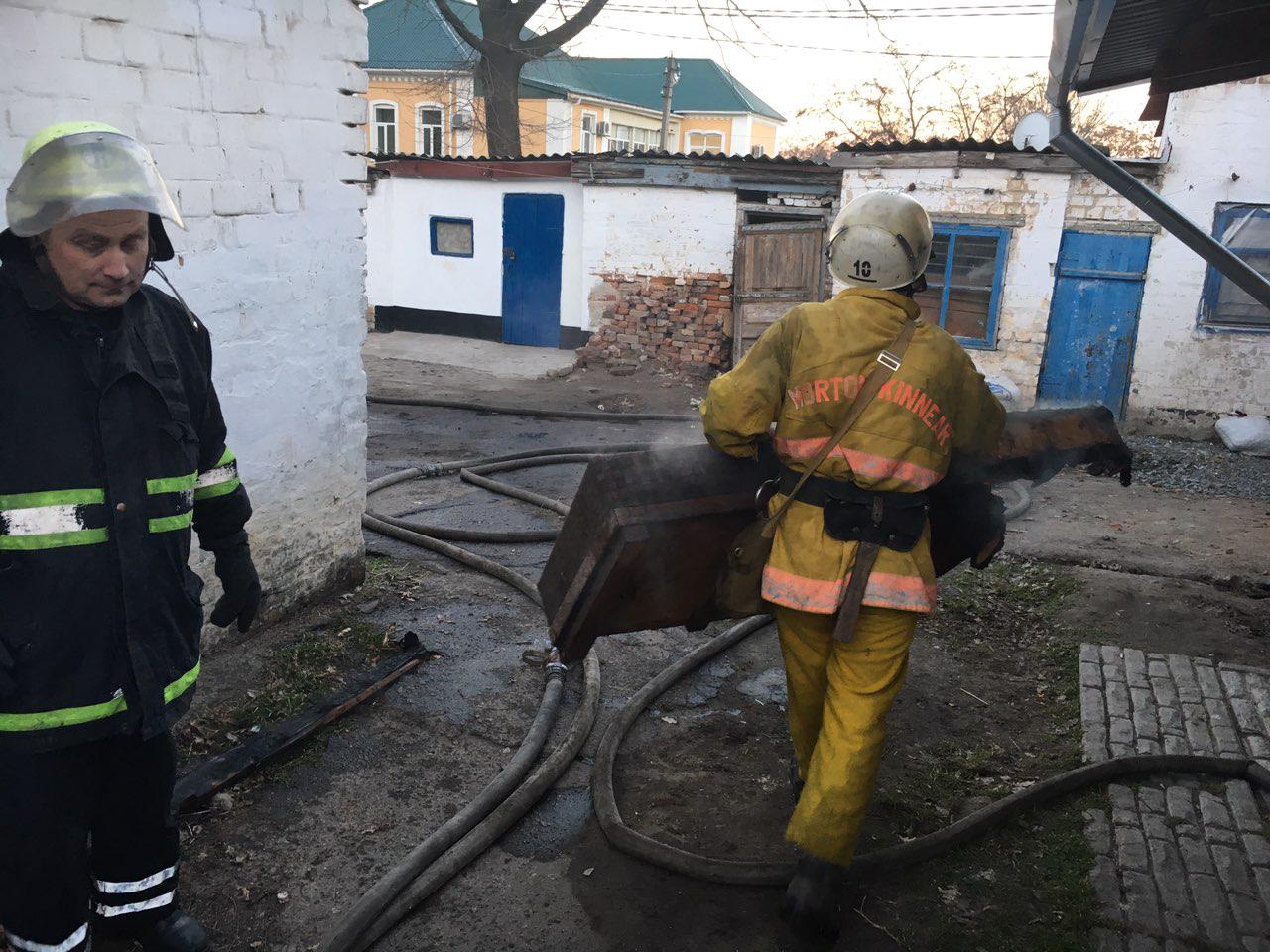В Мелитополе во время пожара спасли двух пожилых людей (ФОТО)