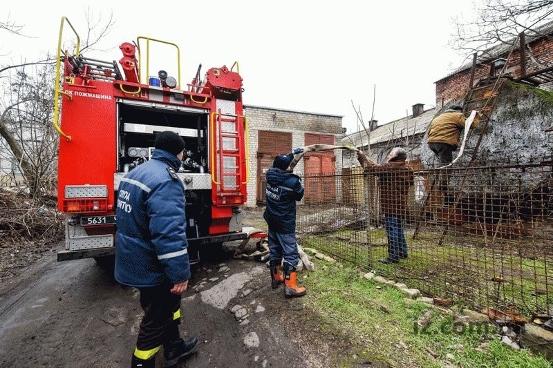 Воду жителям Бердянска подвозят на пожарных машинах - фото