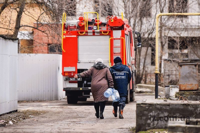 Воду жителям Бердянска подвозят пожарными машинами - фото