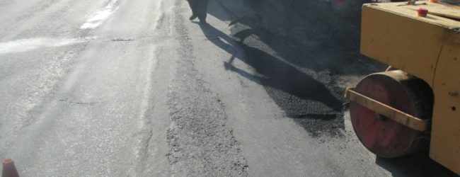 На запорожских дорогах проводят аварийный ямочный ремонт (ФОТО)