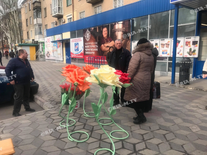 В Запорожской области к 8 марта продают огромные розы - фото