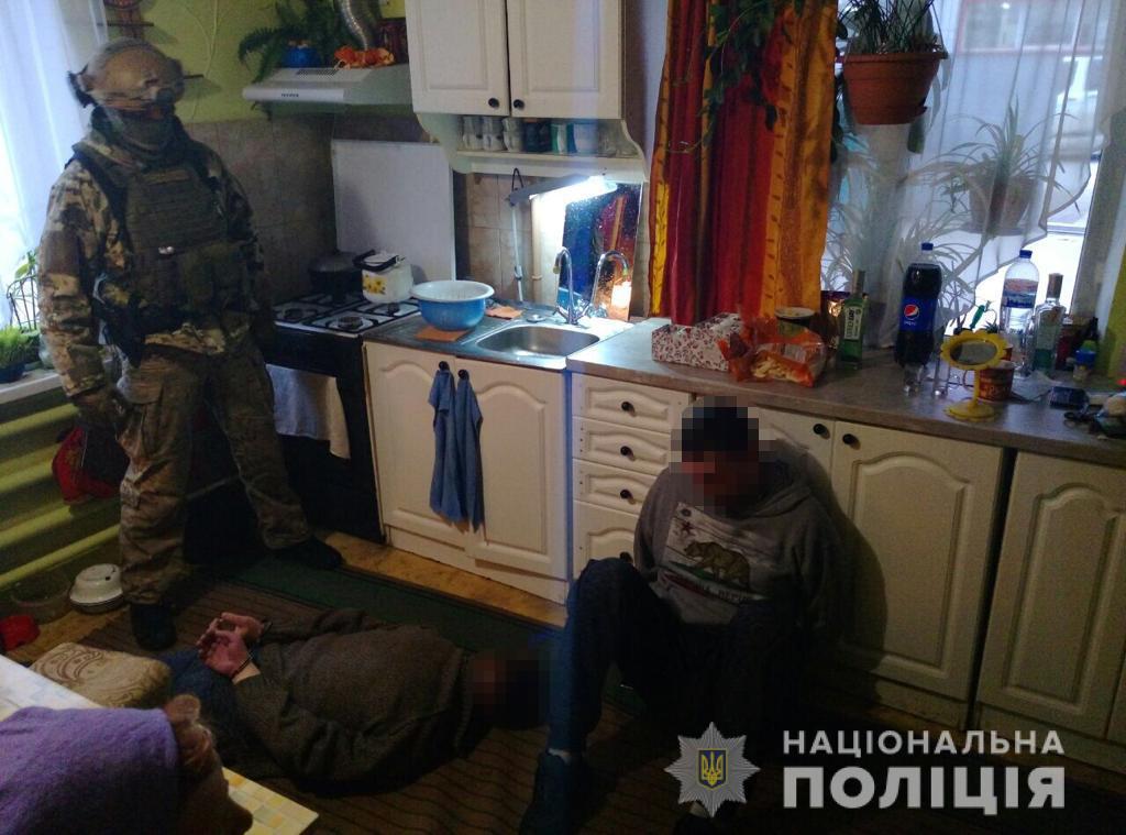 В Запорожье полицейский спецназ провел обыски у наркосбытчика (ВИДЕО)