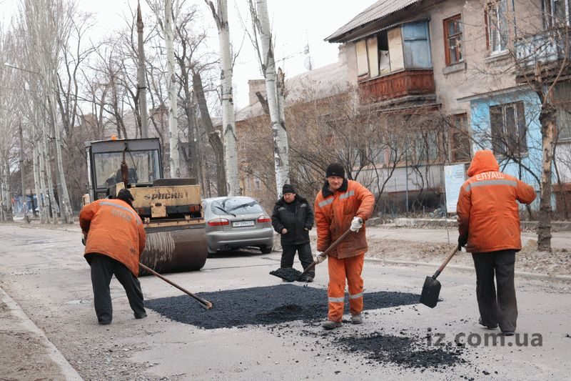 В Запорожье ремонтируют проблемную дорогу