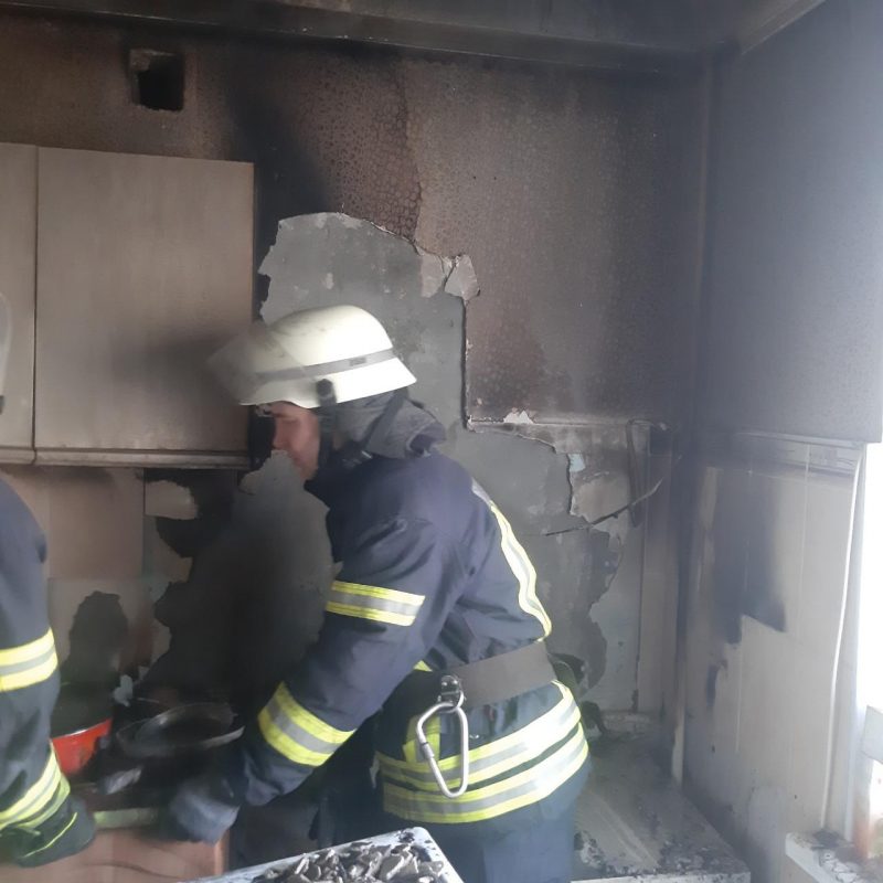 В Запорожье соседи вынесли старушку из горящей многоэтажки