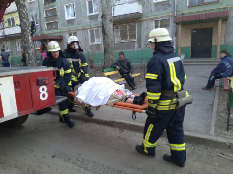 В Запорожье соседи вынесли старушку из горящей многоэтажки