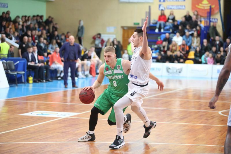 Запорожские баскетболисты проиграли в Черкассах