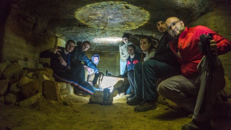 Мелитопольские экстремалы обнаружили в жутких катакомбах подземную комнату отдыха