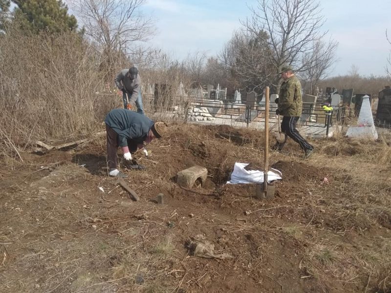 На кладбище в Запорожской области раскапывают старинный семейный склеп