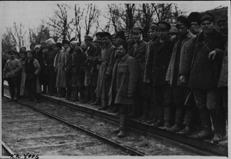 Отряд махновцев новобранцев на станции Пологи. 1919 г., март