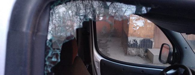 Неизвестные разбили окна в авто запорожского экоактивиста