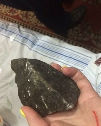 Вот камень, который попал в окно