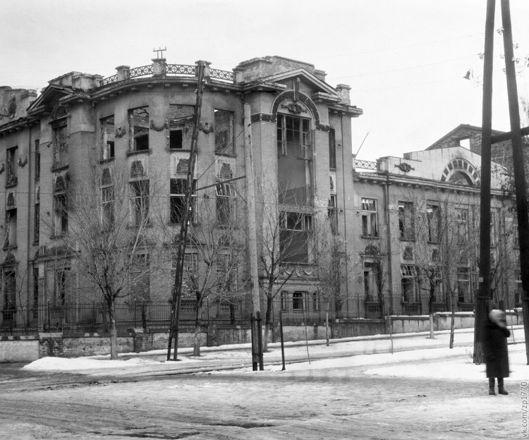 Здание больницы было повреждено во время захвата Запорожья немецко-фашистскими войсками