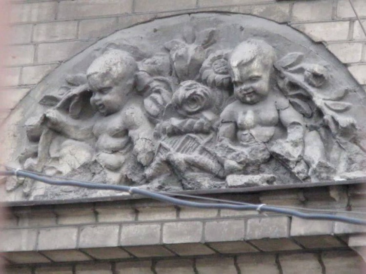 Ангелы, украшавшие фасад детской больницы | Фото: Depo