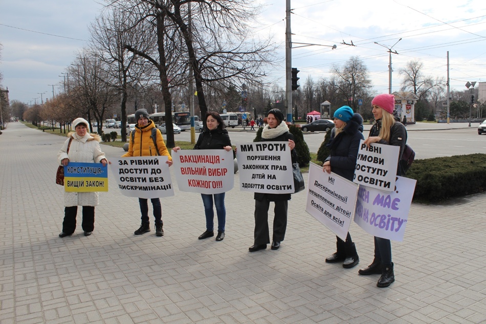 Большинсто протестующих - женщины. Они принесли плакаты с лозунгами против вакцинации и за право на образование