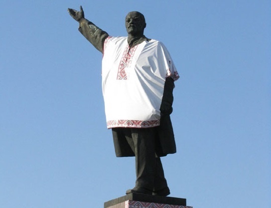 В 2014 Ленина нарядили в вышиванку