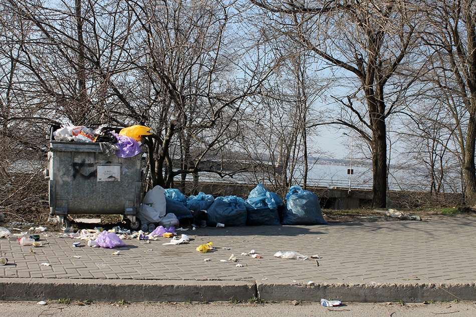 Мусор на Запорожской площади. фото: Vgorode