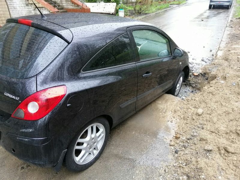 В Запорожье машина провалилась в яму на дороге