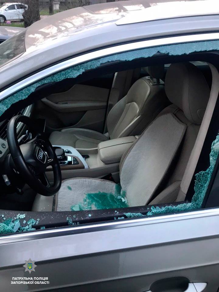 в автомобиле воры разбили стекло