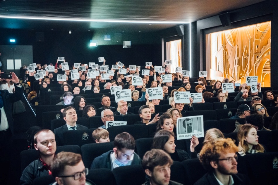 Флешмоб с плакатами #FreeSentsov