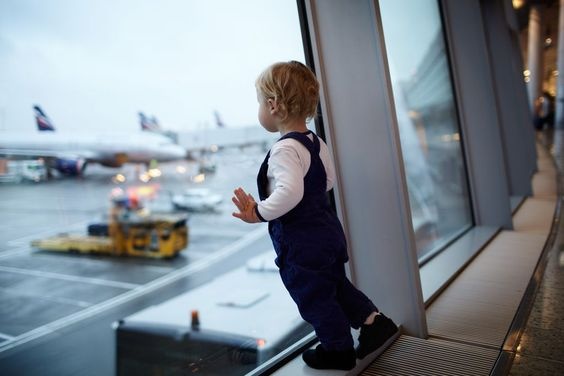 Как полететь с ребенком за границу на самолете. источник фото: goodfon