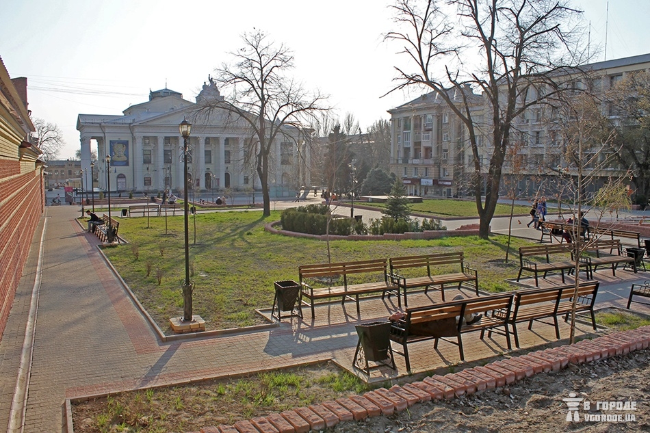 Вид со сквера на театр Магара. фото: Анна Покровская