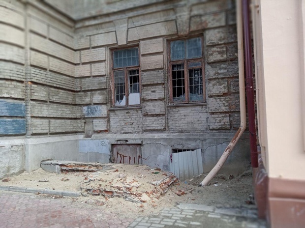 С фасада здания осыпается штукатурка. фото: Екатерина Шевцова