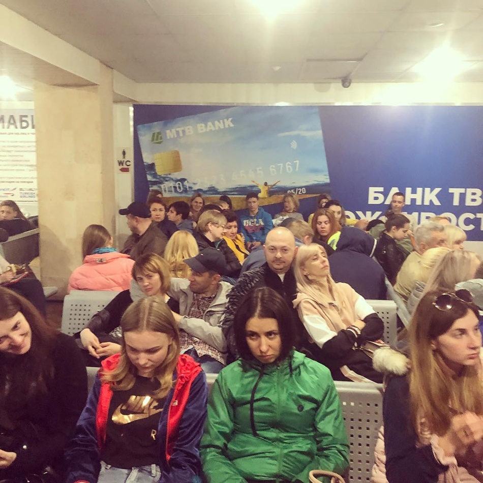 Люди застряли в аэропорту Запорожья. фото: Alla Lymar