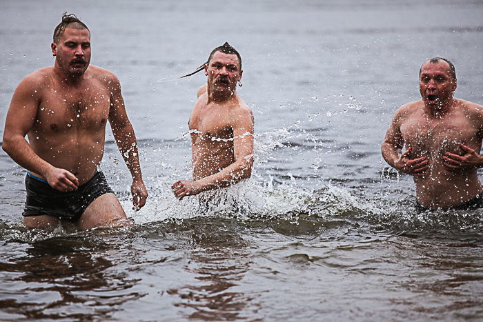 С казаками на Хортице и купание среди льдин: как запорожцы отмечают Крещение (Фоторепортаж)