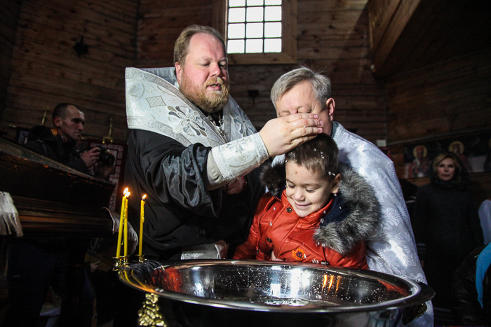 В церкви на Хортице массово крестили детей из приюта (Фоторепортаж)