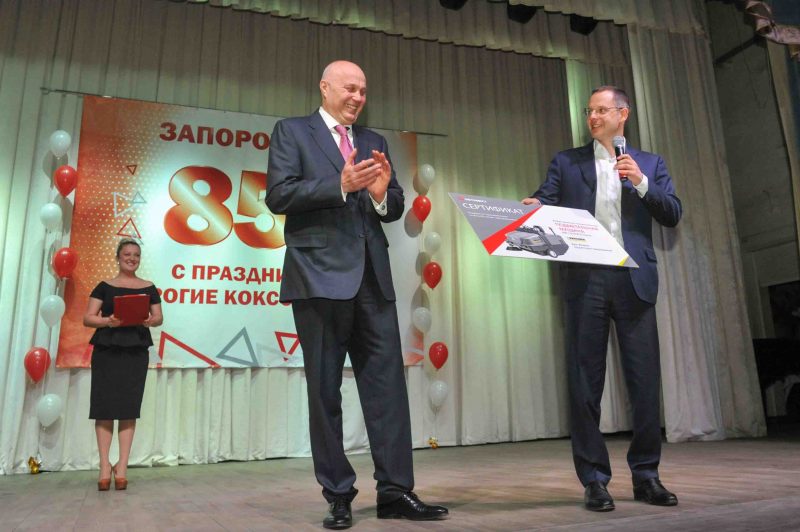 Ростислав Шурма вручает Александру Третьякову сертификат на приобретение подметальной машины