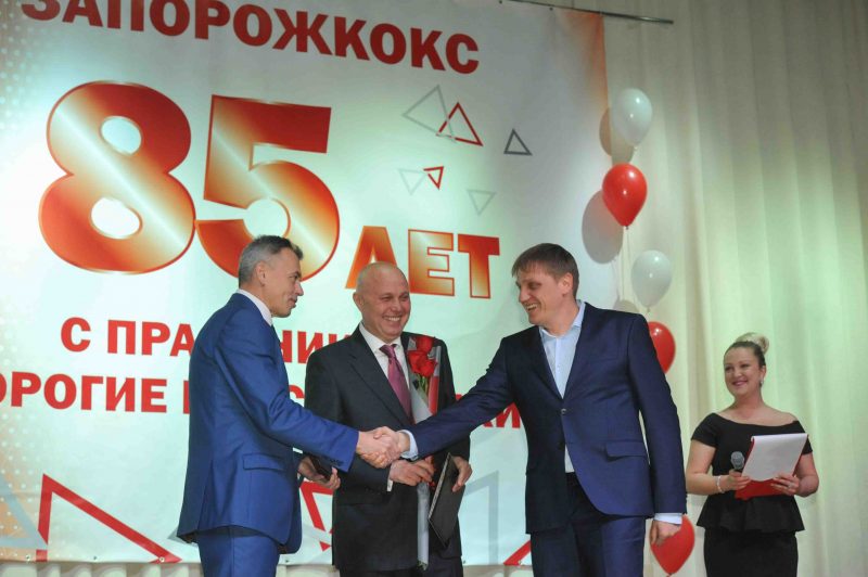 Иван Струсевич (справа) получает награду от Метинвеста