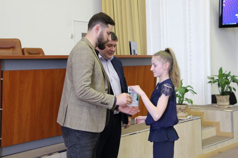 Заместитель мэра Запорожья Анатолий Пустоваров вручил сертификаты юным спортсменам
