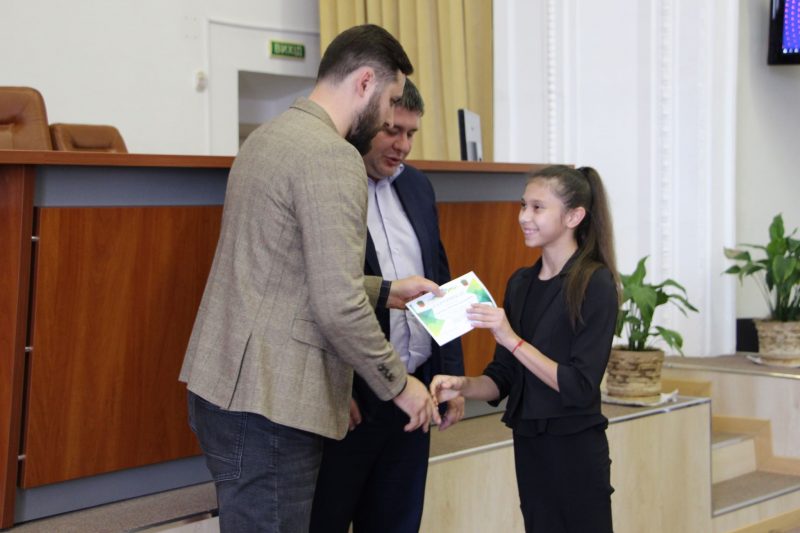 Заместитель мэра Запорожья Анатолий Пустоваров вручил сертификаты юным спортсменам
