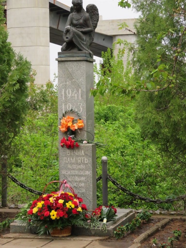 памятник военнопленным, замученным в 1941-1943 годах,