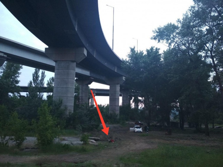 Тело парня обнаружили под недостроенным мостом