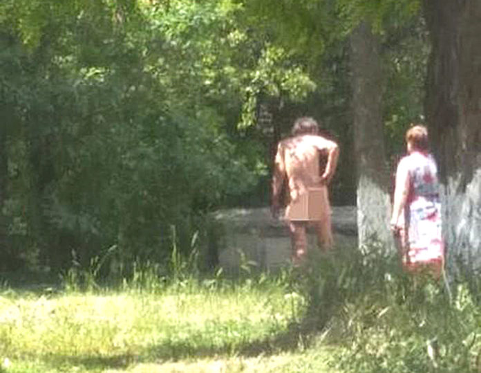 По парку в Запорожской области гуляла абсолютно голая женщина