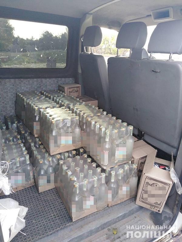 Всего изъяли около 300 литров алкоголя. фото: пресс-служба Нацполиции в Запорожской области