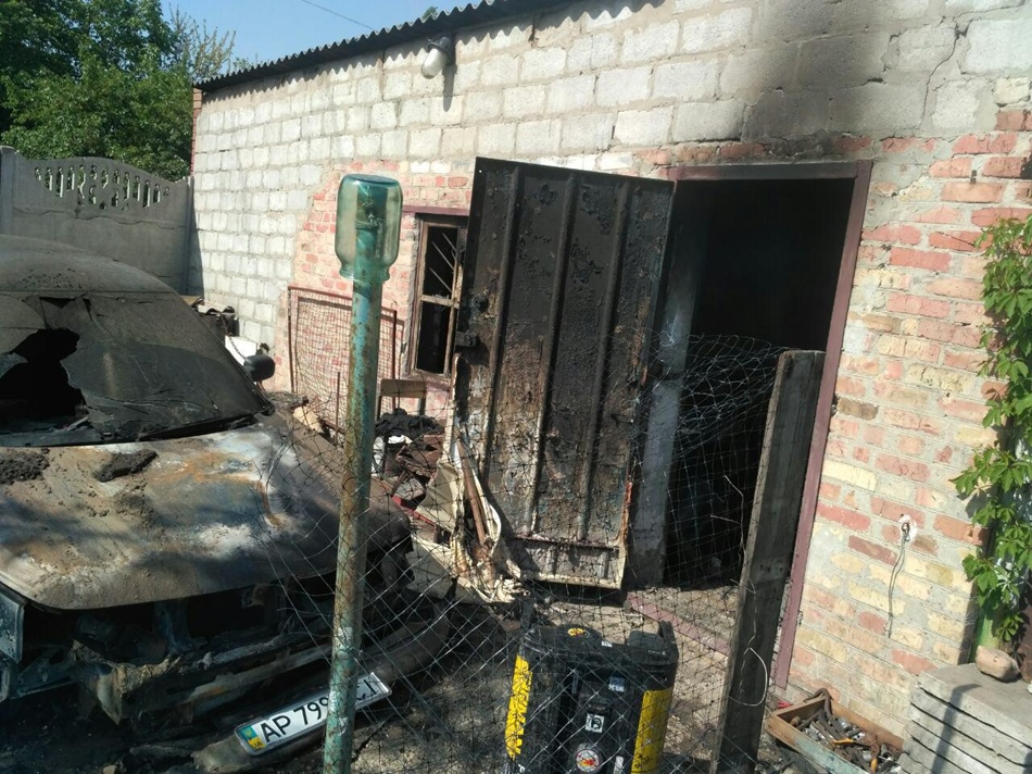 За одну ночь у мужчины сгорело сразу два авто. фото: пресс-служба ГСЧС в Запорожской области