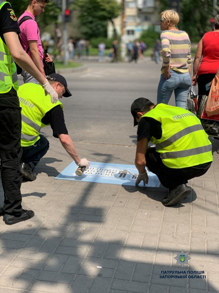 Граффити появились в центре города. Фото: пресс-служба патрульной полиции Запорожской области