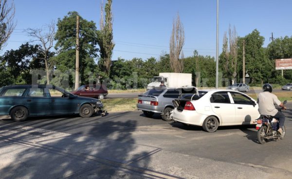 В Запорожской области автомобили не поделили железнодорожный переезд (ФОТО)